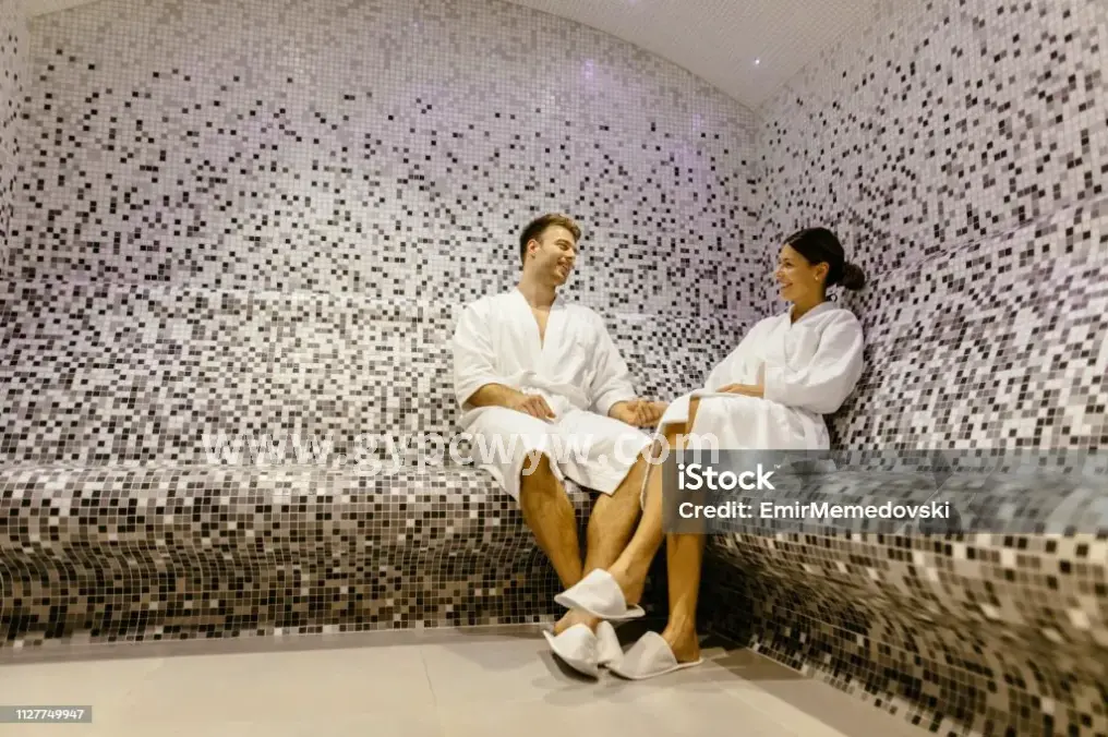 盲按师正在为顾客按摩背部