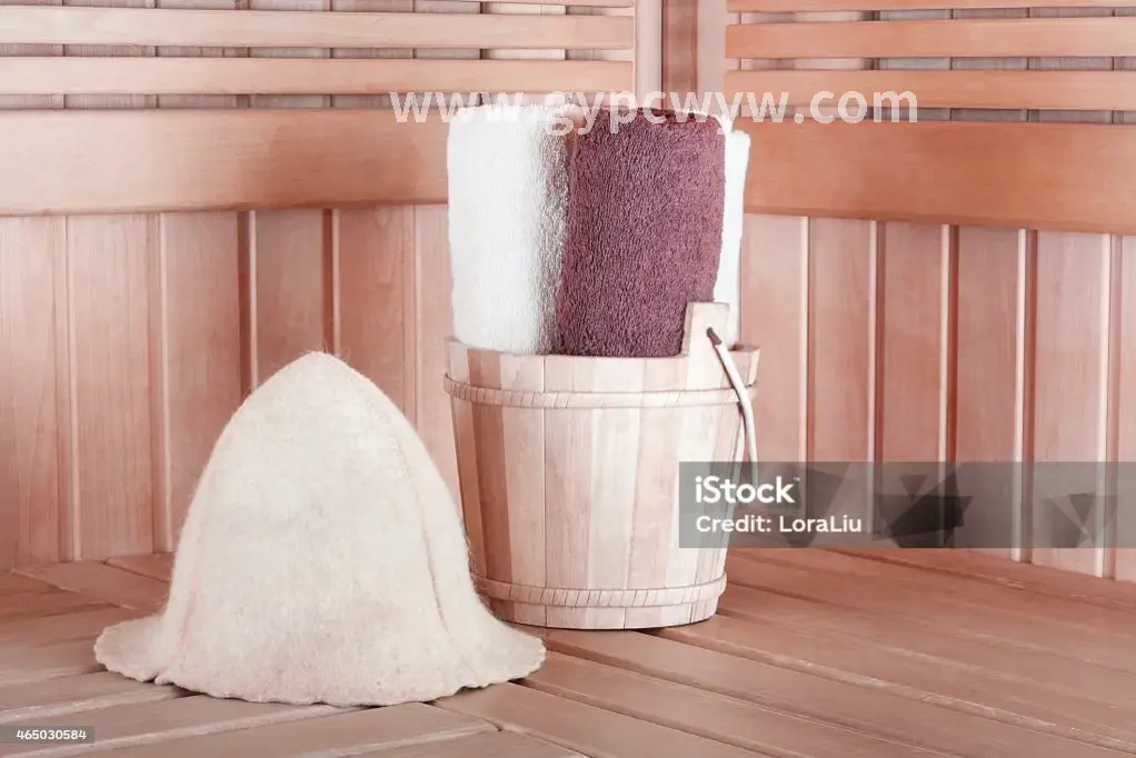 盲按师正在为顾客按摩颈部