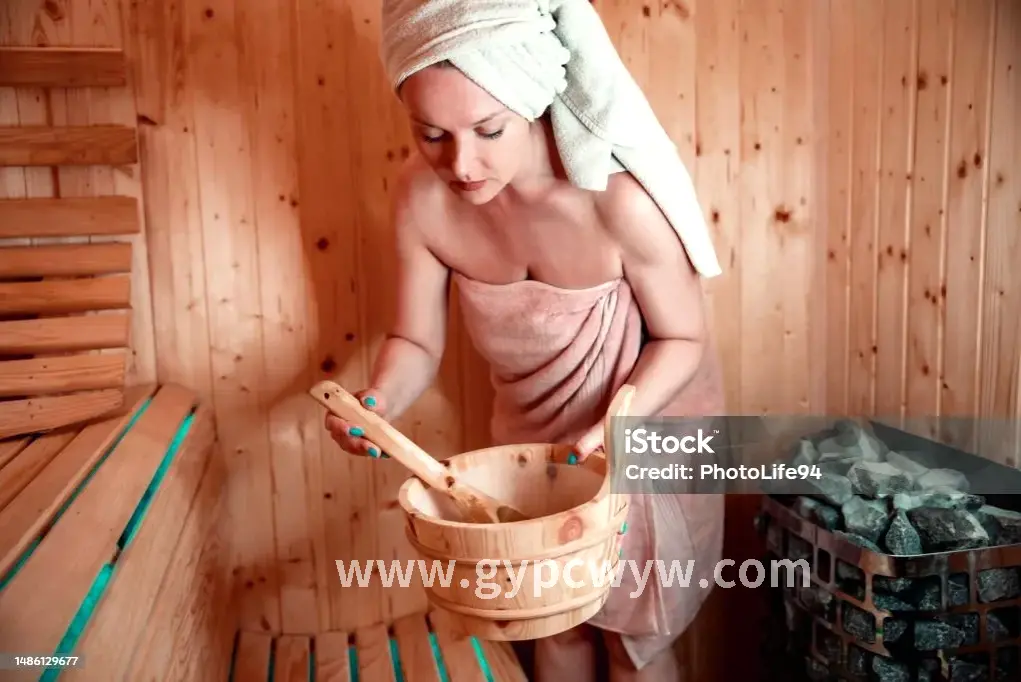 技师正在为顾客进行精油按摩